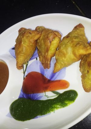 સમોસા (Samosa Recipe In Gujarati) રેસીપી મુખ્ય ફોટો