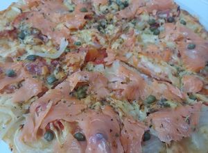 Una foto de Pizza,bacon,ceba i salmon con Alcaparras
