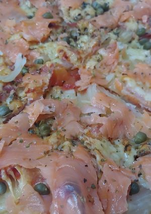 Una foto de Pizza,bacon,ceba i salmon con Alcaparras
