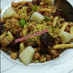 A picture of Aloo Chana mix nimko Chaat.