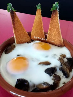 Una foto de Champiñones en salsa con huevo