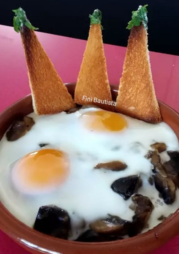 Una foto de Champiñones en salsa con huevo