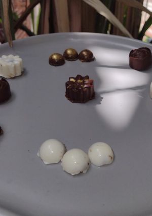 Una foto de Bombones de chocolate con relleno de fresa