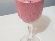 Una foto de helado de fresas con leche