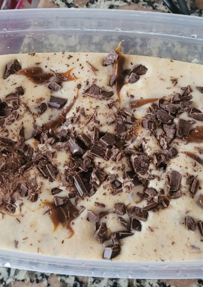 Una foto de Helado de banana split 😋