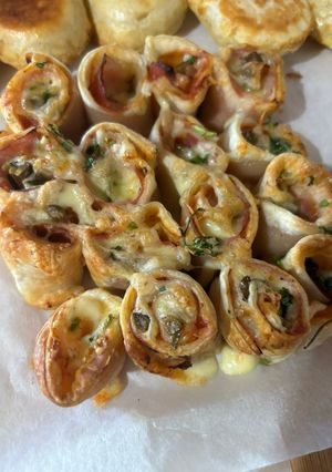 Una foto de Rollitos de jamón y queso en la freidora de aire