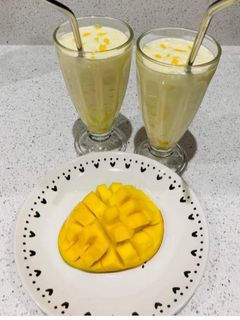 મેંગો સ્મુધી (Mango Smoothie Recipe In Gujarati) રેસીપી મુખ્ય ફોટો