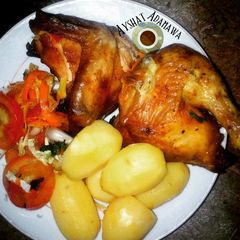 A picture of Boil potatoes with grilled chicken nd veggies sauce.