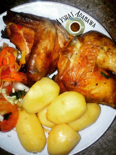 A picture of Boil potatoes with grilled chicken nd veggies sauce.