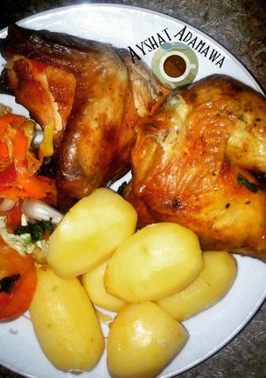 A picture of Boil potatoes with grilled chicken nd veggies sauce.