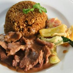 A picture of Pilau with braised steak of beef and mixed bell peppers.