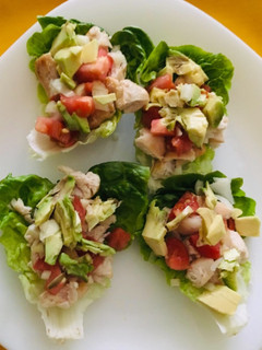 Una foto de Wraps de lechuga con lomitos de pollo a la plancha, tomate, cebolla y aguacate 🥬🍅🥑