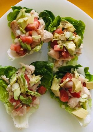 Una foto de Wraps de lechuga con lomitos de pollo a la plancha, tomate, cebolla y aguacate 🥬🍅🥑