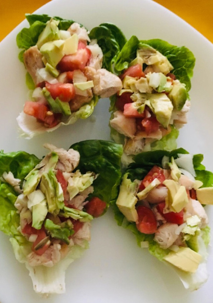Una foto de Wraps de lechuga con lomitos de pollo a la plancha, tomate, cebolla y aguacate 🥬🍅🥑
