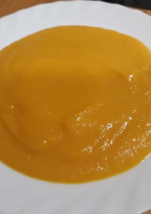 Una foto de Puré de calabaza, puerro y zanahoria