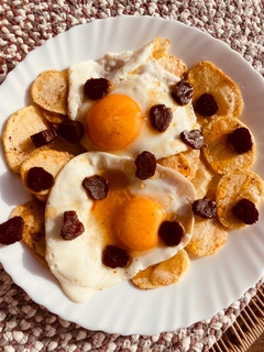 Una foto de Patatas crujientes con huevos, Calabizo y miel