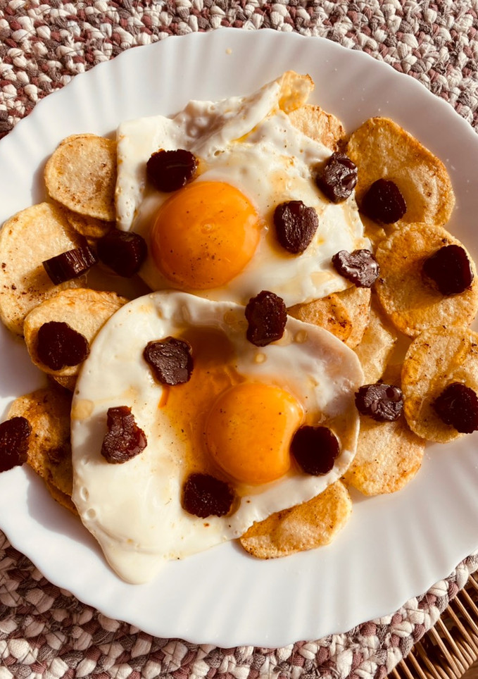 Una foto de Patatas crujientes con huevos, Calabizo y miel