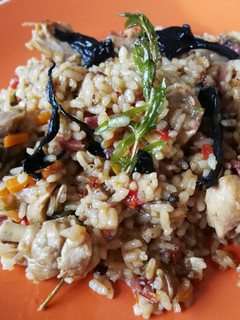 Una foto de Arroz con pollo y jamón curado con setas y tomate secos