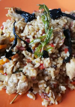 Foto principal de Arroz con pollo y jamón curado con setas y tomate secos