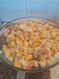 Ensalada con huevo de avestruz y papas, morrón rojo