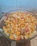 Ensalada con huevo de avestruz y papas, morrón rojo