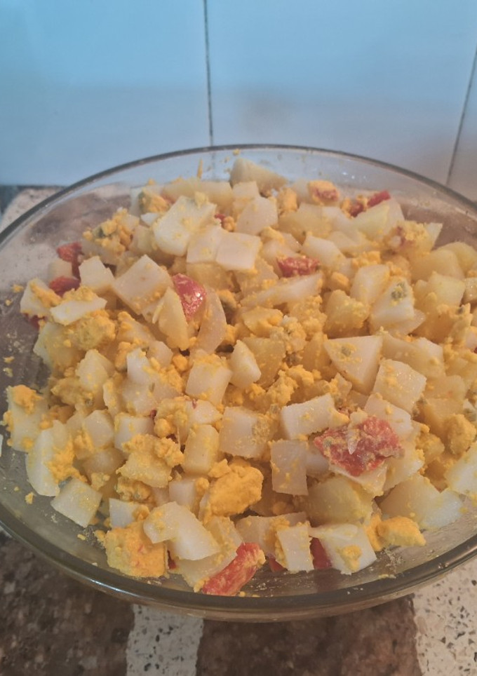 Una foto de Ensalada con huevo de avestruz y papas, morrón rojo