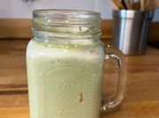Una foto de matcha latte