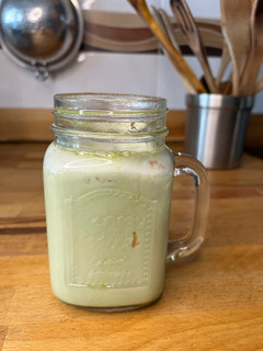 Una foto de Matcha latte sin lactosa, sin azúcar y con fresa 🍓 🍵