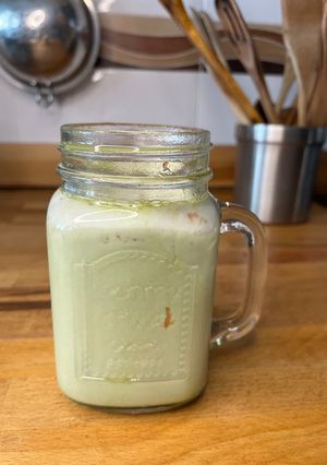 Una foto de Matcha latte sin lactosa, sin azúcar y con fresa 🍓 🍵