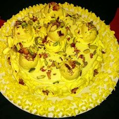 A picture of Eggless Rasmalai Cake.