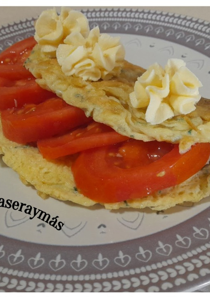 Una foto de Tortilla francesa de atún y tomate