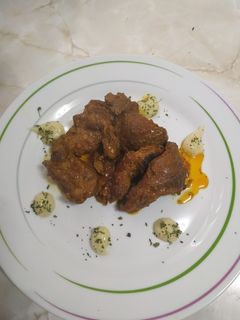 Una foto de Carrilleras al vino tinto con puré de patatas