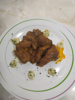 Una foto de Carrilleras al vino tinto con puré de patatas