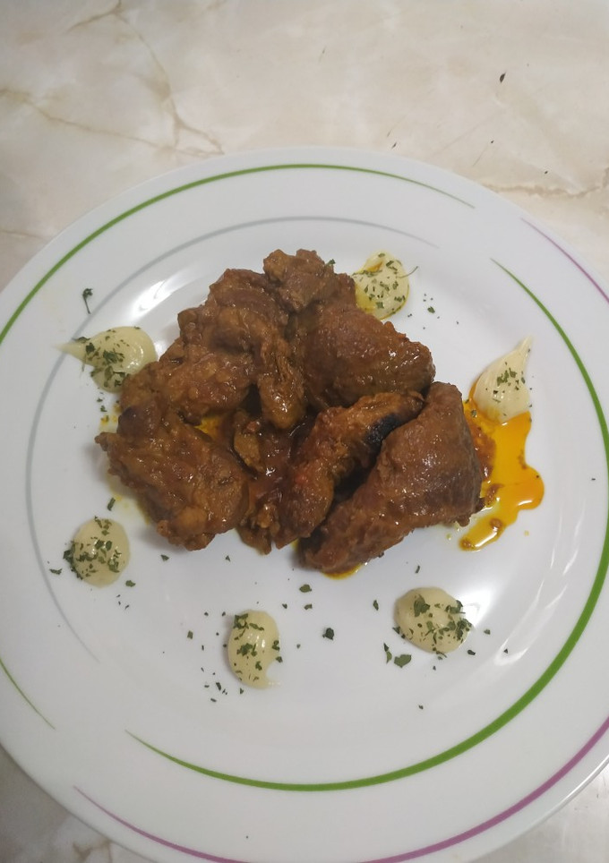 Una foto de Carrilleras al vino tinto con puré de patatas