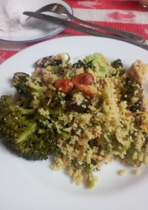 Una foto de Ensalada de cous cous y brócoli