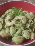 Caracolitos con langostinos y pesto