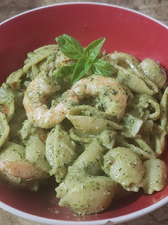 Una foto de Caracolitos con langostinos y pesto