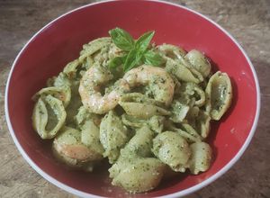 Una foto de Caracolitos con langostinos y pesto