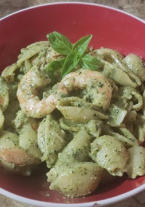 Una foto de Caracolitos con langostinos y pesto