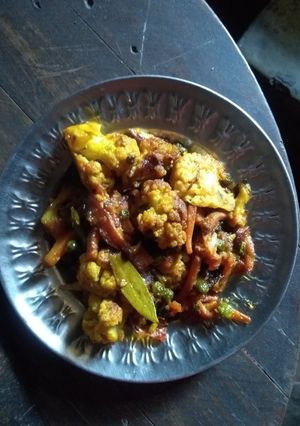 ফুলকপি, গাজর মটরশুঁটি ভাজা (foolkopi gajar matarshuti bhaja recipe in Bengali) রেসিপির প্রধান ছবি