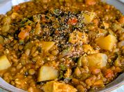 Una foto de tofu lentejas