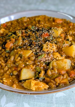 Una foto de Lentejas al Curry con Tofu y Verduras (Sin Remojo)