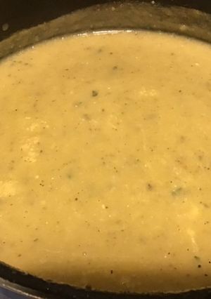 Une photo de Soupe de pommes de terre et courgettes blanches aux épices italiennes