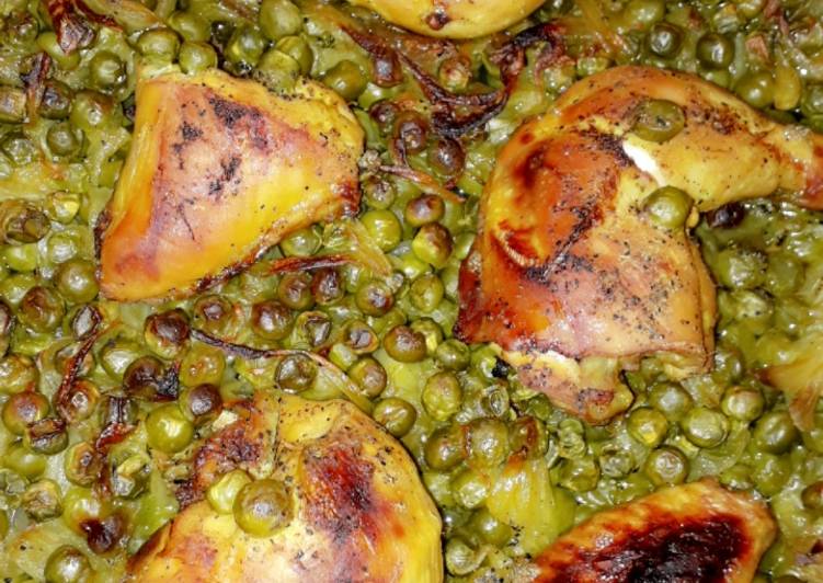 صينية دجاج مع بصل وبازيلا