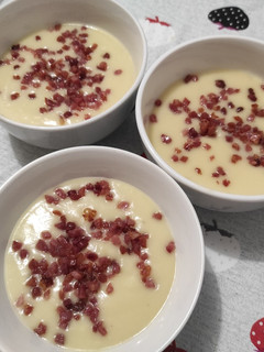 Una foto de Crema de puerro con jamón crujiente en MCC