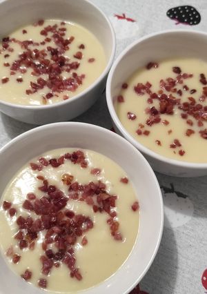 Una foto de Crema de puerro con jamón crujiente en MCC
