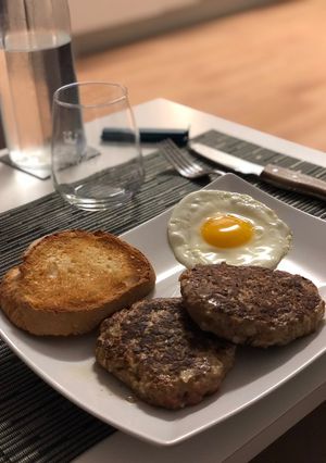 Una foto de Hamburguesa casera con cebolla