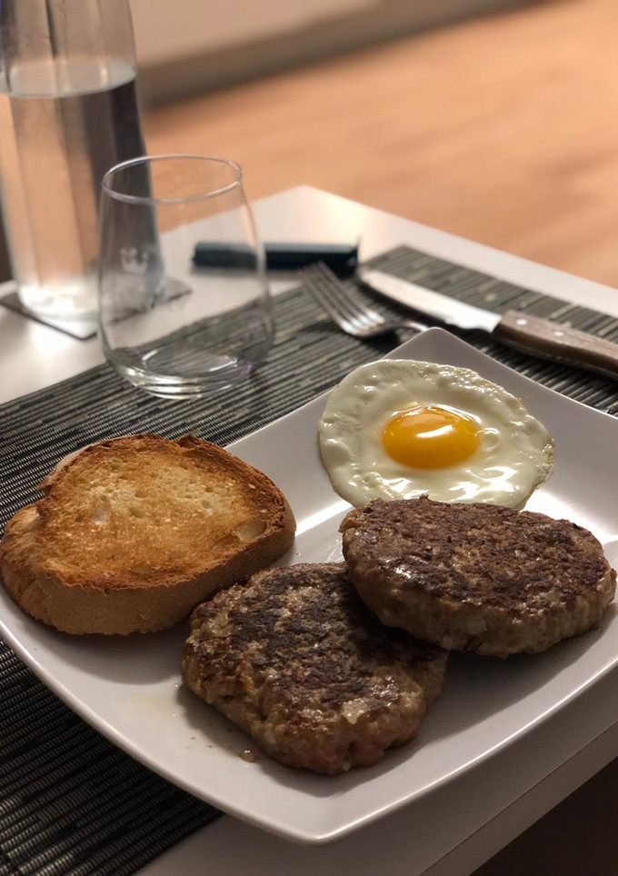 Una foto de Hamburguesa casera con cebolla