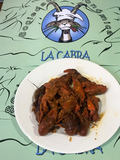 Una foto de Cangrejos de río con salsa de tomate casero y taquitos de jamón