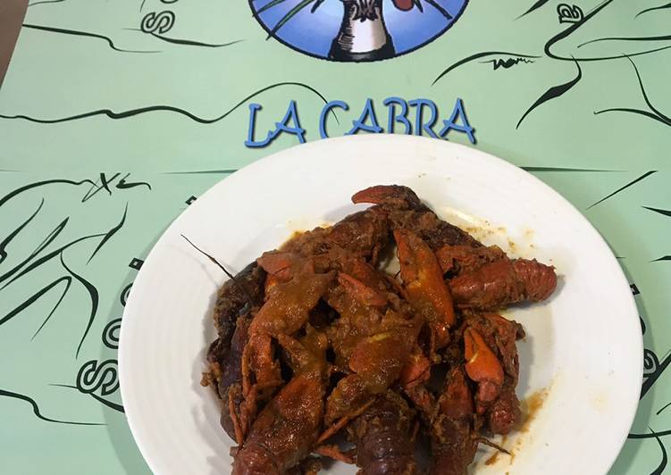 Cangrejos de río con salsa de tomate casero y taquitos de jamón